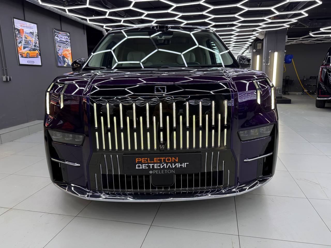 Оклейка Zeekr 009 в Metallic Midnight Purple: из черного - в глубокий пурпур